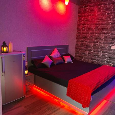 Kinky Dark Rooms เกรทเตอร์นอยดา ภายนอก รูปภาพ