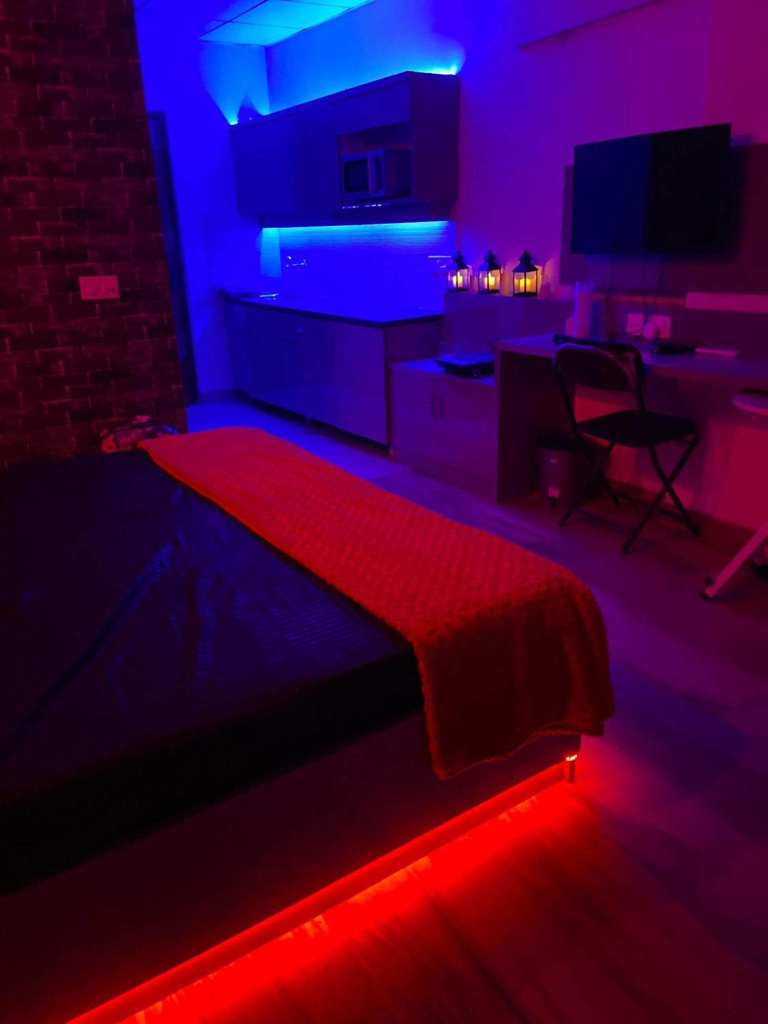 Kinky Dark Rooms เกรทเตอร์นอยดา ภายนอก รูปภาพ