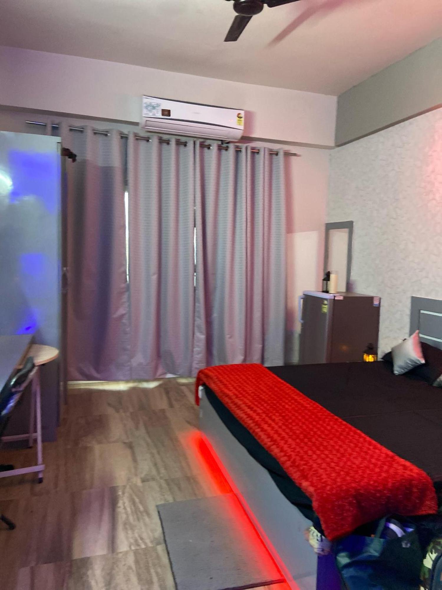 Kinky Dark Rooms เกรทเตอร์นอยดา ภายนอก รูปภาพ