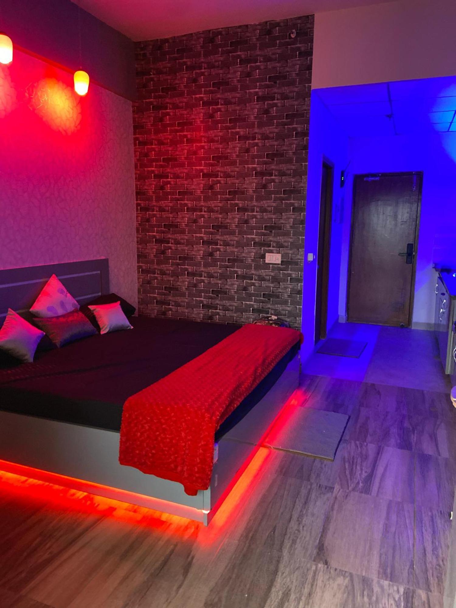 Kinky Dark Rooms เกรทเตอร์นอยดา ภายนอก รูปภาพ